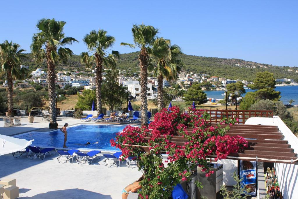 阿吉亚玛丽娜蓝泉酒店的棕榈树度假村的游泳池景