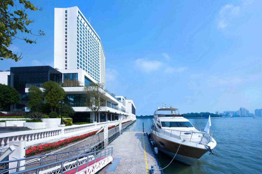广州白天鹅宾馆的船停靠在建筑物旁边的码头