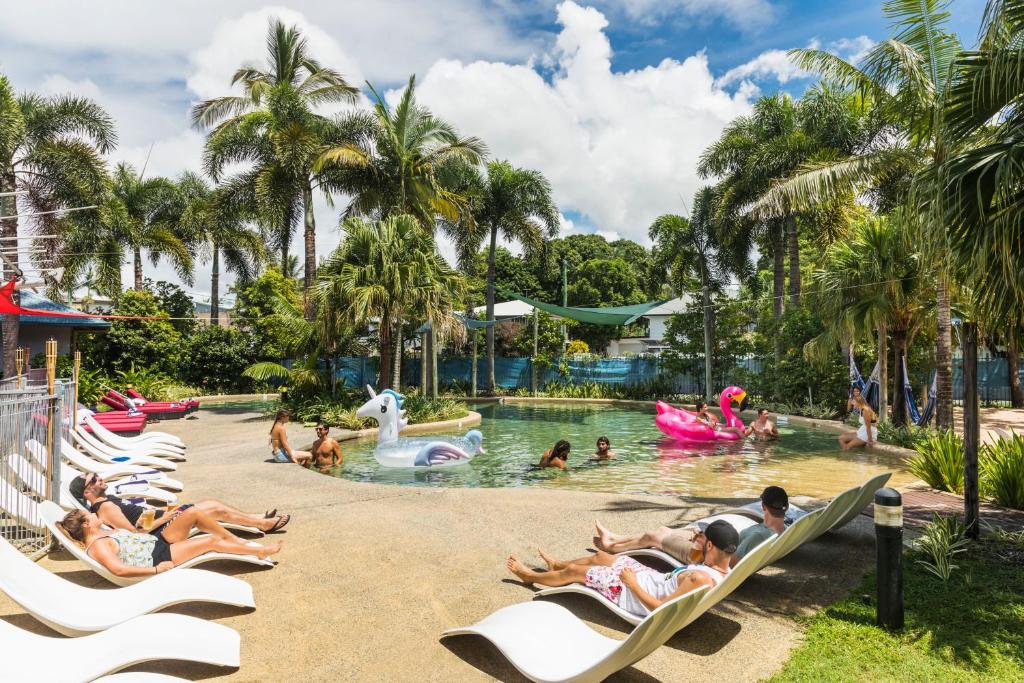 凯恩斯Summer House Backpackers Cairns的一群人在度假村的游泳池里