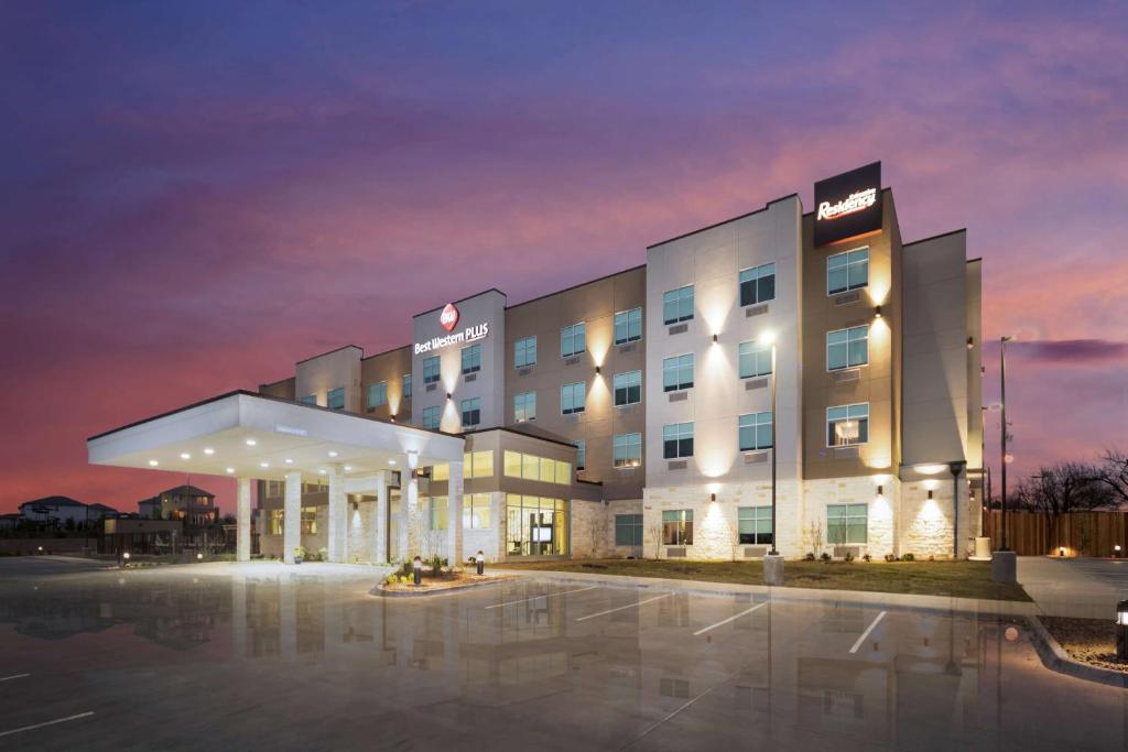 奥斯汀Best Western Plus Executive Residency Austin - Round Rock的夜间有灯的旅馆