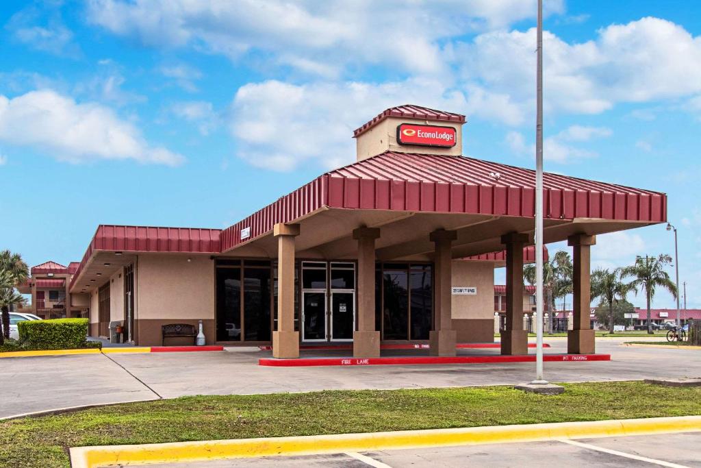 金斯维尔Econo Lodge Kingsville的上面有标志的加油站