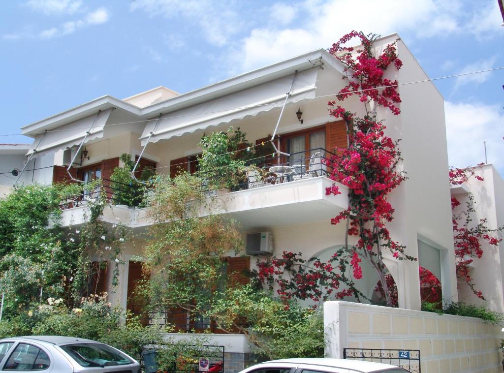 米蒂利尼Filoxenia Apartments的花朵边的建筑