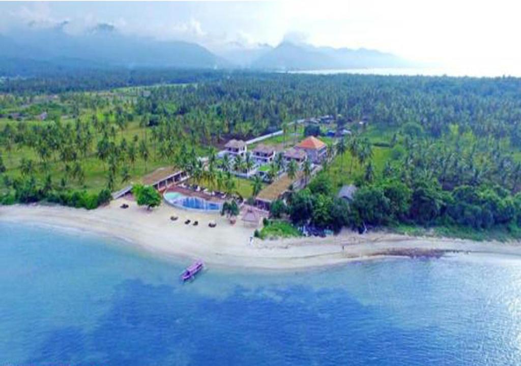 丹戎Anema Wellness Villa & Spa Gili Lombok - Diving Center PADI的海洋岛屿的空中景观