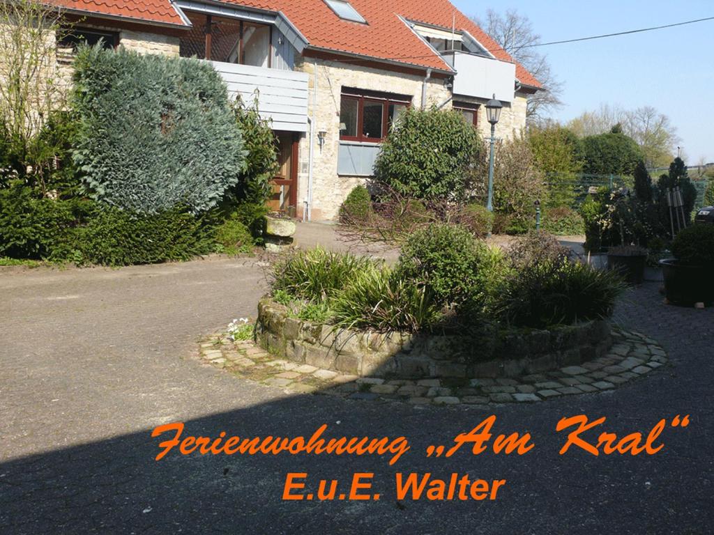 霍恩-巴特迈恩贝格Ferienwohnung E. und E. Walter的一张带车道的房子的照片