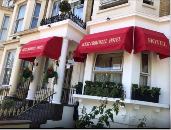 伦敦西克伦威尔酒店的大楼一侧的旅馆,有红伞