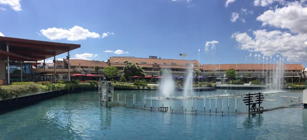 莱加内斯南方公园酒店的建筑物前水中的喷泉