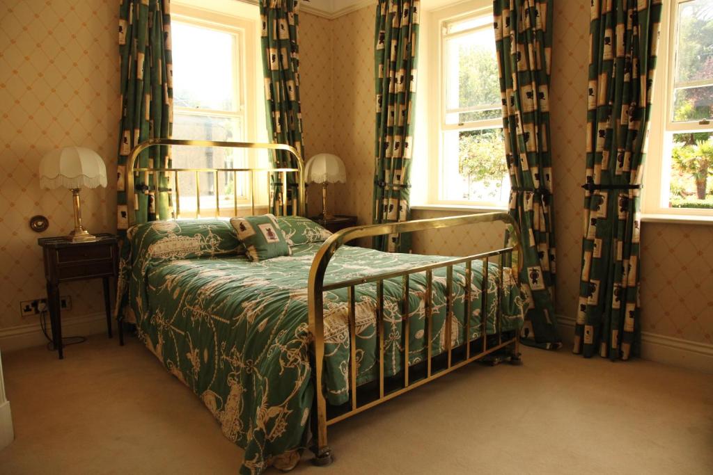 韦斯特波特洛斯考茵旅馆的一间卧室设有一张床和两个窗户。