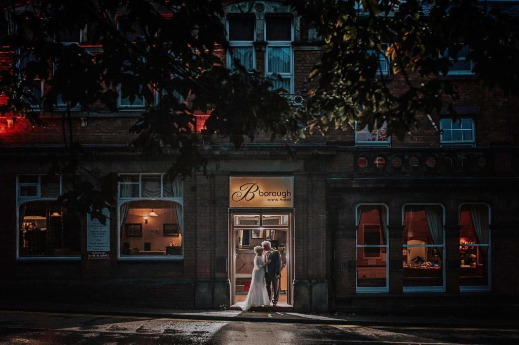 特伦特河畔斯托克博赫阿姆酒店的站在商店前的新娘和新郎