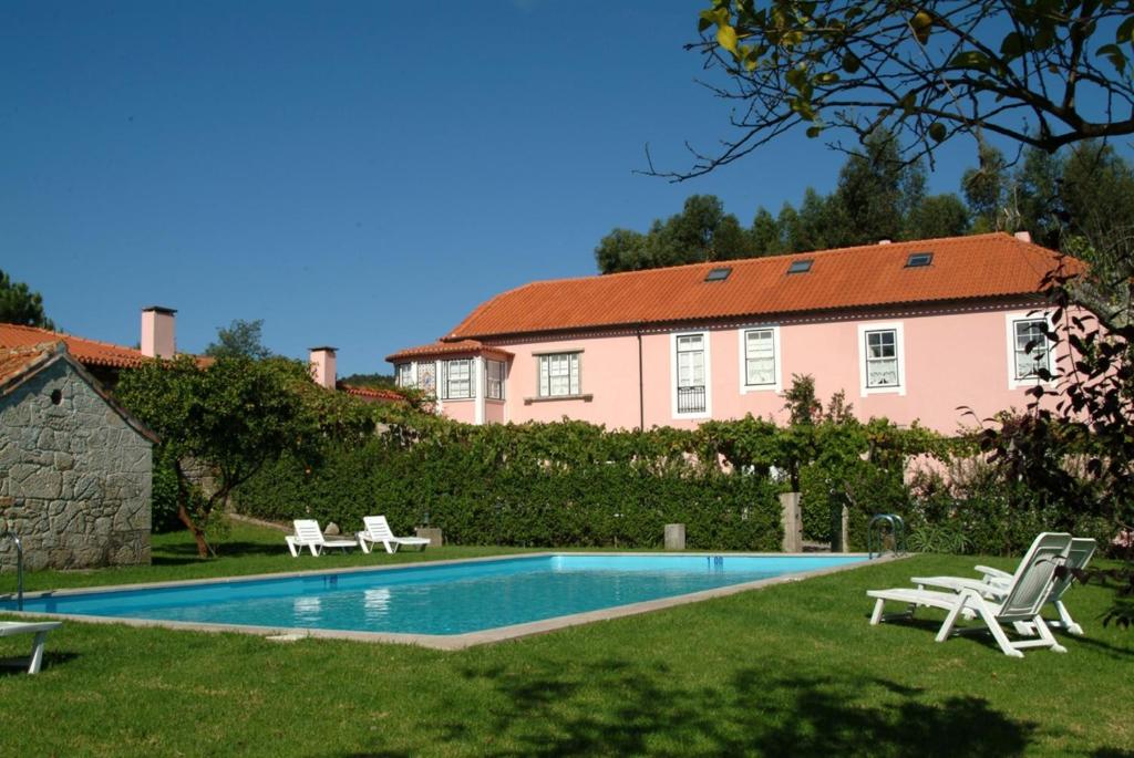 维亚纳堡Quinta do Vale do Monte的庭院中带游泳池的房子