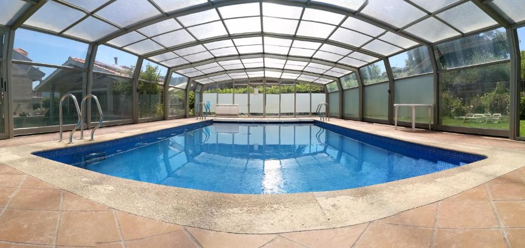 希奥克鲁塞罗公寓酒店的一个带玻璃圆顶天花板的室内游泳池