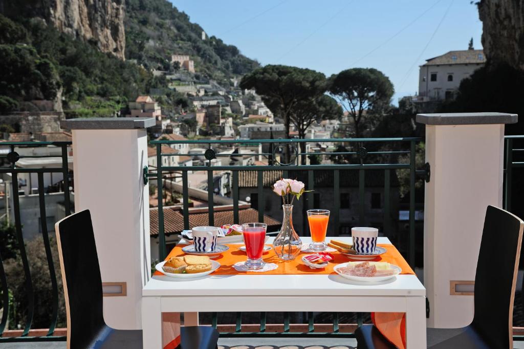 阿马尔菲B&B Valentì的阳台上的桌子上摆放着食物和饮料