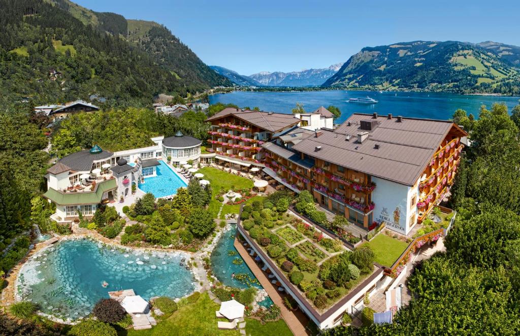 滨湖采尔Salzburgerhof, das 5-Sterne Hotel von Zell am See的享有度假胜地的空中湖景
