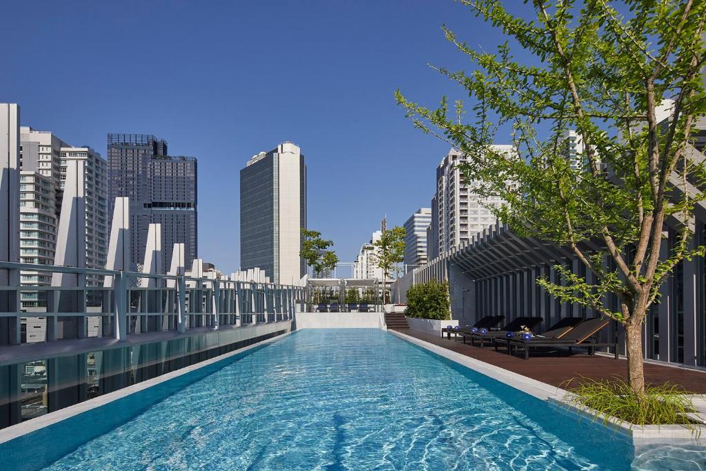 曼谷Somerset Maison Asoke的一座城市建筑屋顶上的游泳池