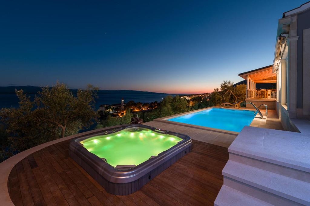 波尔Villa Sapore di Sale with Pool的房屋旁甲板上的游泳池