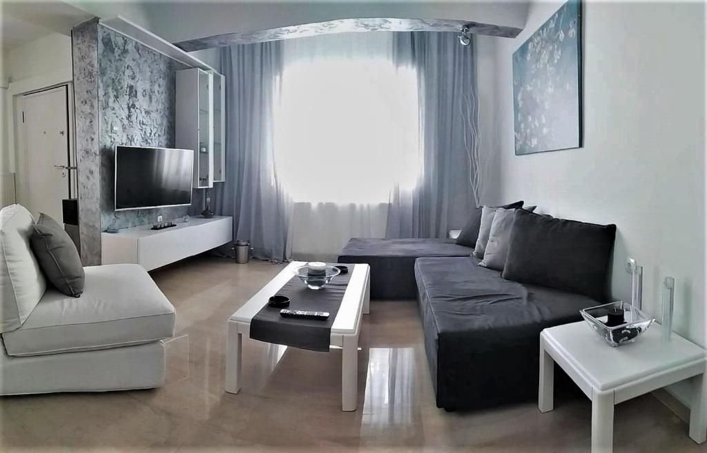 塞萨洛尼基Super Nuova - Private Parking的客厅配有沙发和桌子