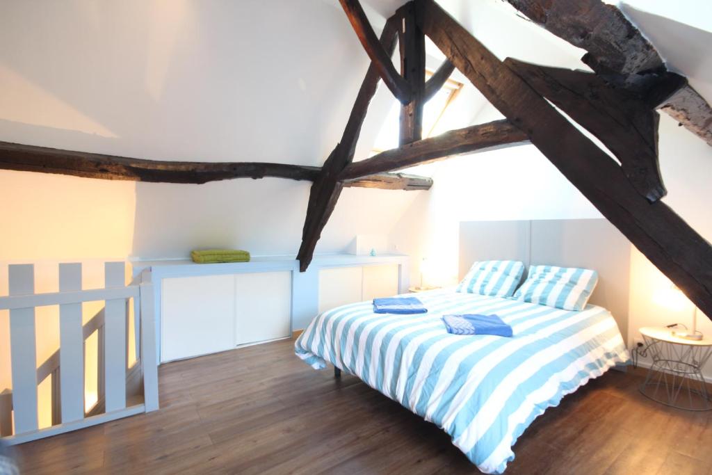 埃特勒塔Entre Mer et Golf的一间卧室配有蓝色和白色床单