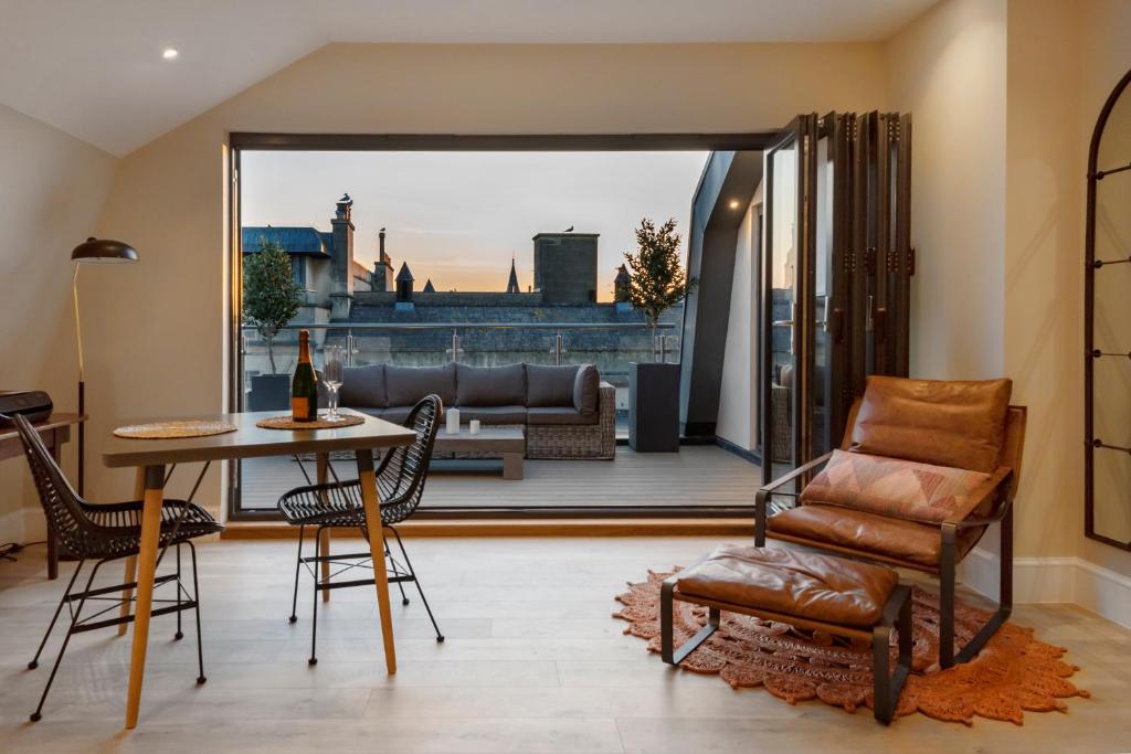巴斯Superior Stays Luxury Apartments - Bath City Centre的客厅配有桌椅