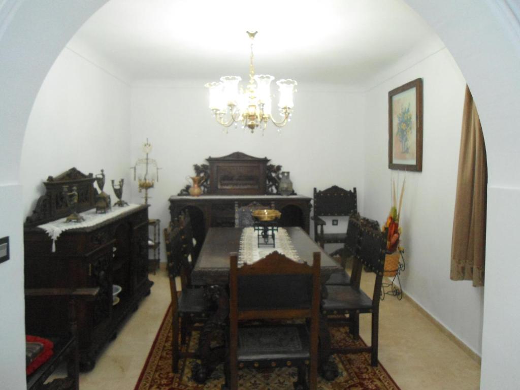 蒙特弗里奥Casa de Los Albas 4p的一间带桌椅和吊灯的用餐室