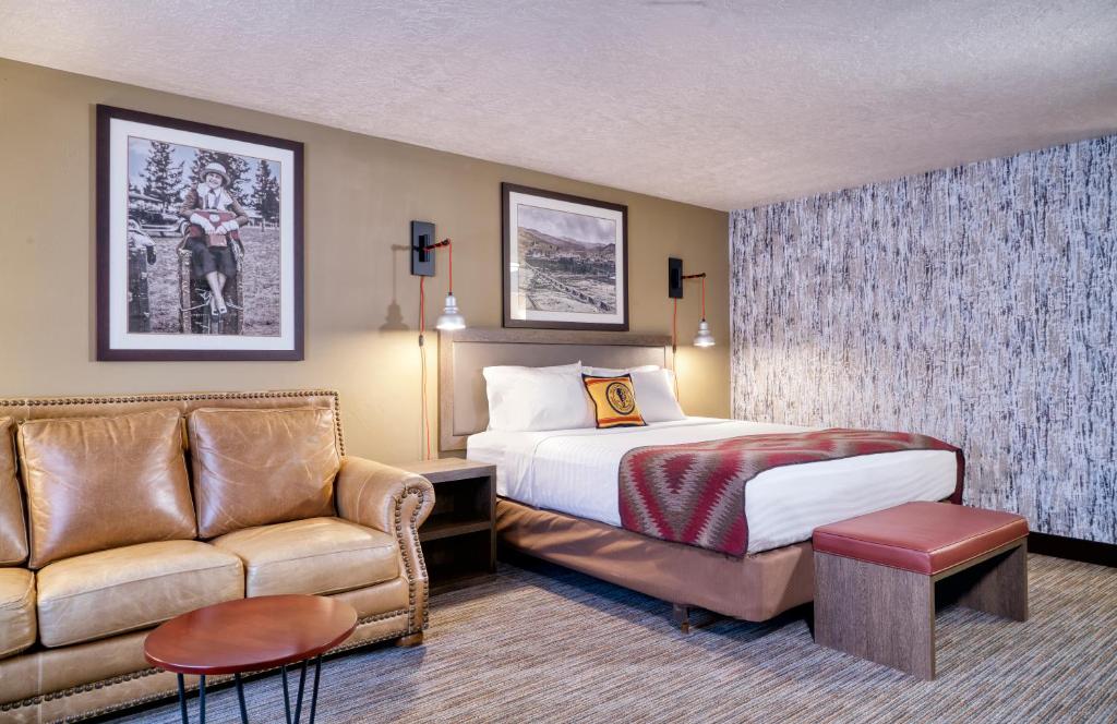 西黄石黄石公园酒店的酒店客房,配有床和沙发