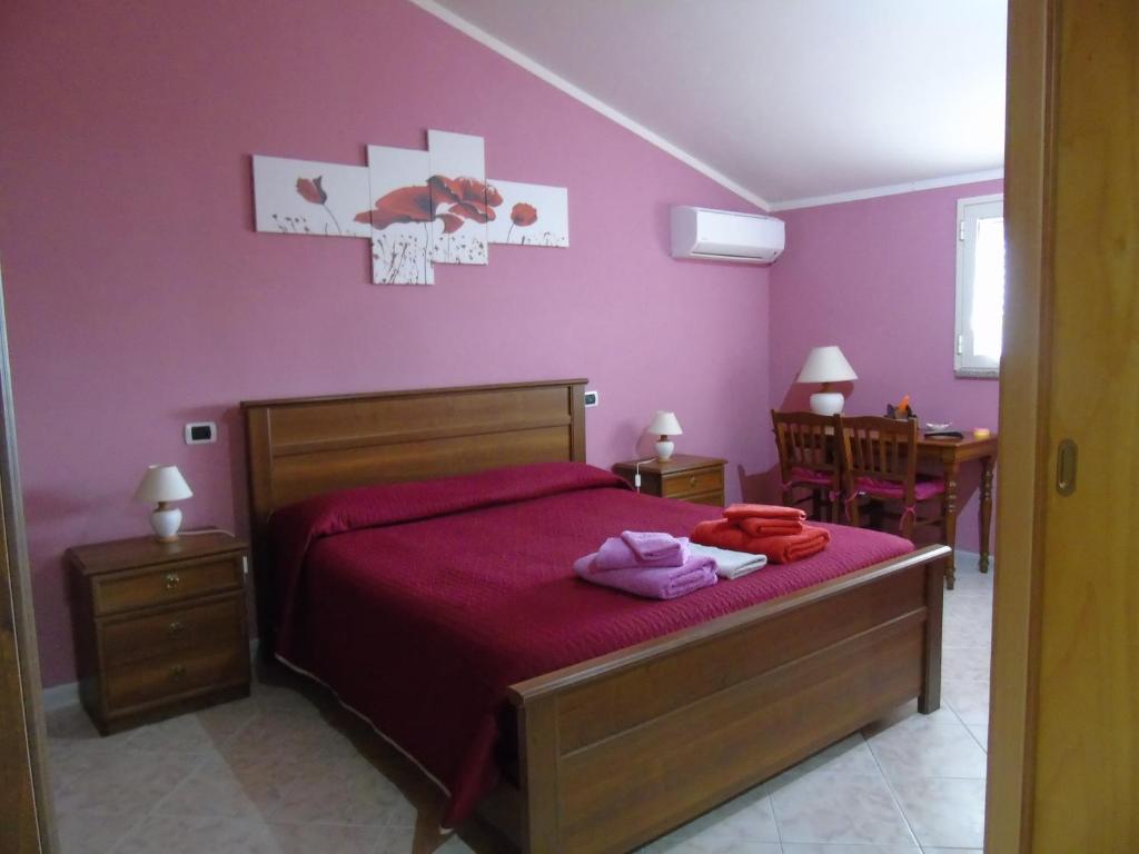 卡布拉斯Casa da Pina的一间卧室配有一张紫色墙壁的床
