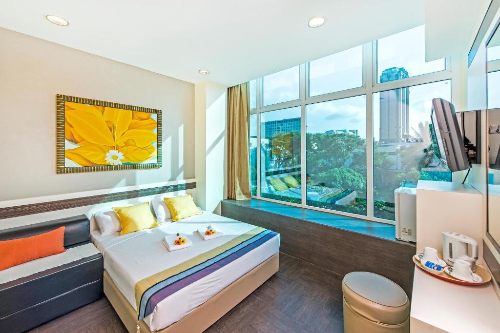 新加坡Hotel 81 Bugis的酒店客房设有一张床和一个大窗户
