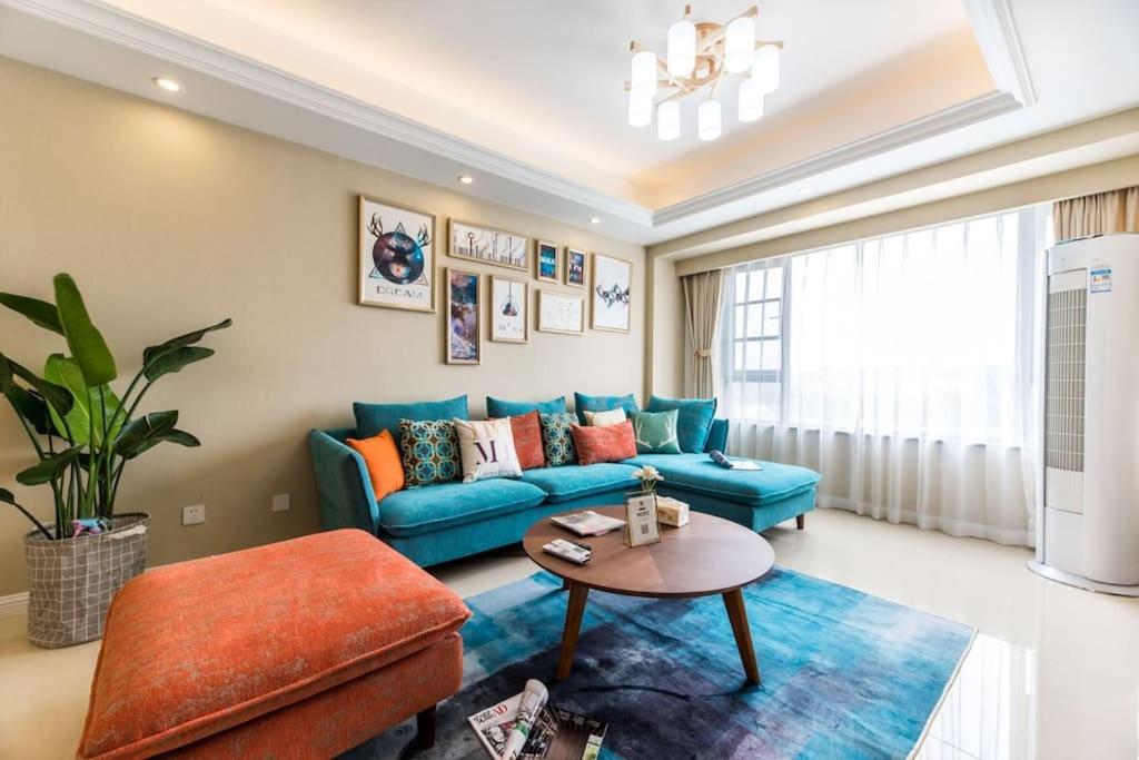 双流成都市双流区双流机场·路客精品公寓·00168830的客厅配有蓝色的沙发和桌子