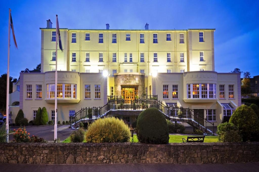 斯莱戈Sligo Southern Hotel & Leisure Centre的一座白色的大建筑,灯火通明