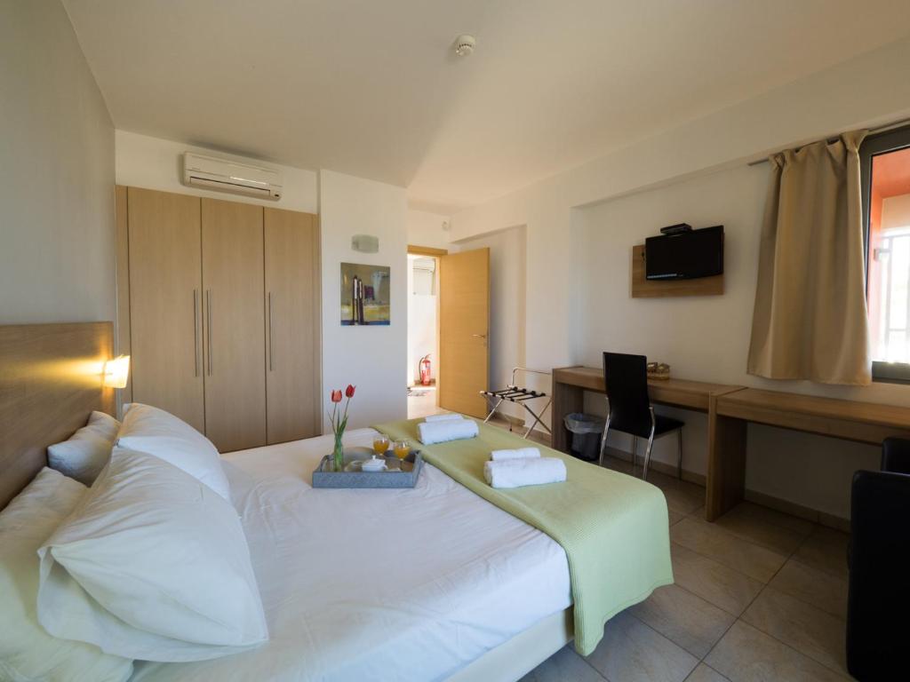 卡法斯奥尔迈拉酒店的卧室配有一张大白色的床和书桌