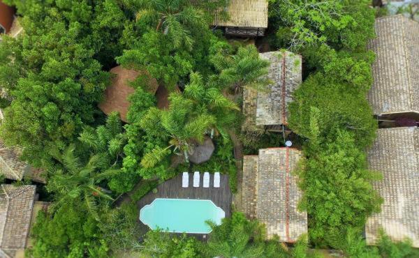 瓜尔达恩巴斯托尔兹查尔斯旅馆的树林中游泳池的顶部景色