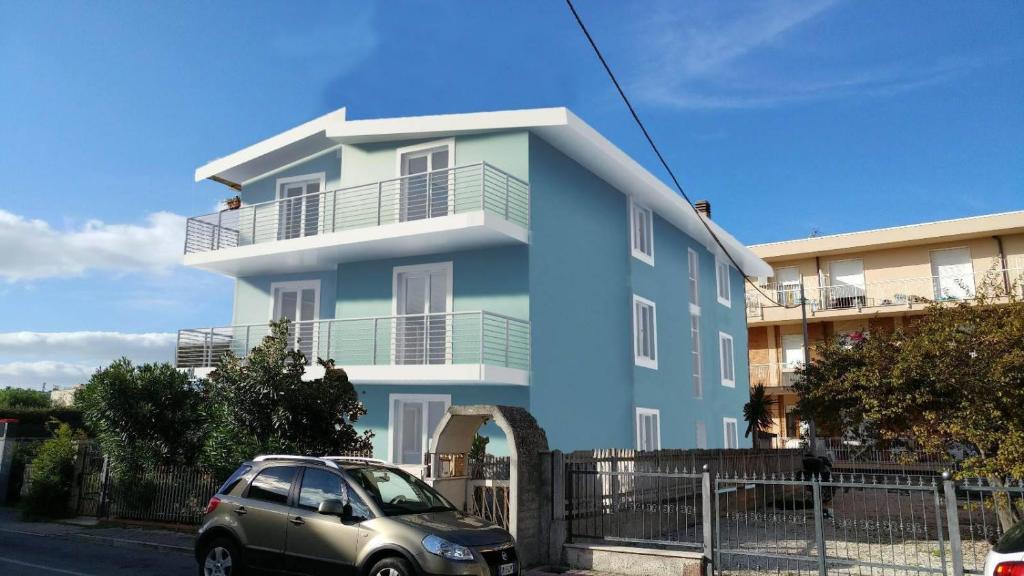 葛伦坦马勒Appartamento estivo seconda fila dal mare的蓝色的房子,前面有停车位