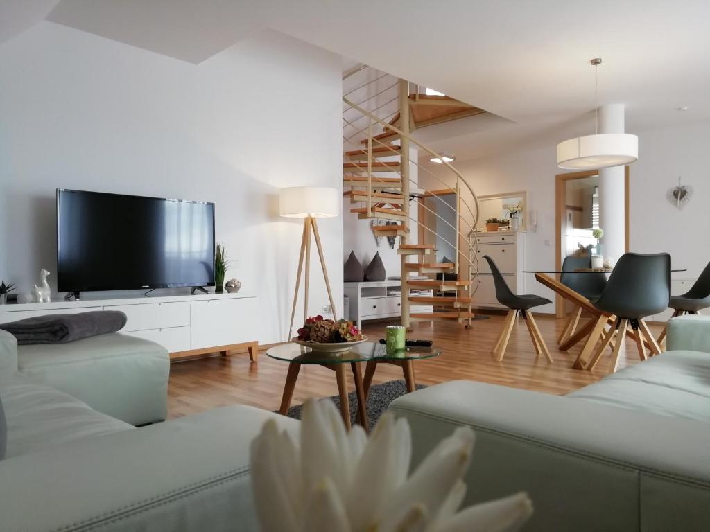 腓特烈港Ferienwohnung Prestige 1的客厅配有2张沙发和1台平面电视