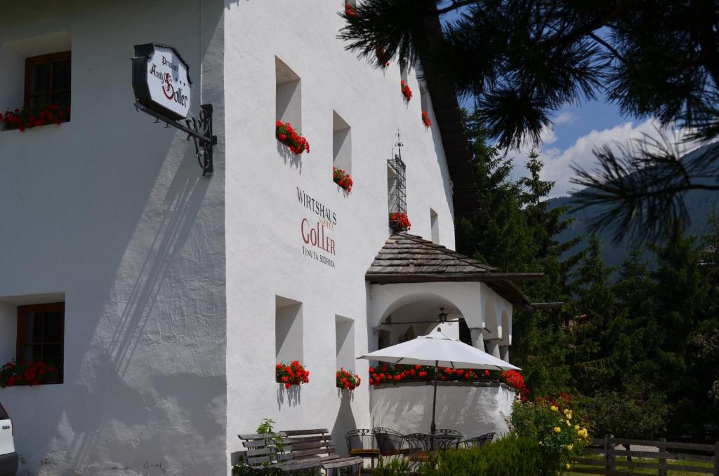 拉松迪索帕拉阿西兹高乐酒店的白色的建筑,设有凉亭和时钟