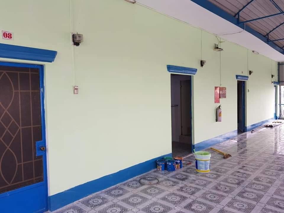 龙川市Nhà Trọ Kim Ánh的一间拥有蓝色和白色墙壁和门的房间