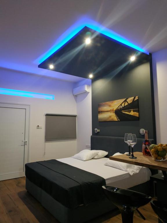 阿依纳帕Takis apartments的一间设有一张蓝色灯床的房间