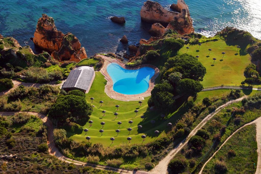 阿尔沃尔艾尔德门托旅游达普赖尼亚酒店的一座带游泳池的海岛