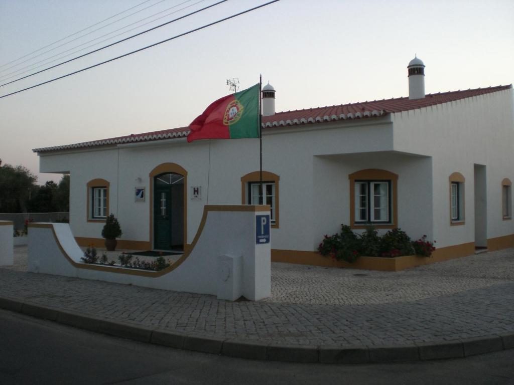 塞尔帕普洛都路宝酒店的前面有旗帜的建筑