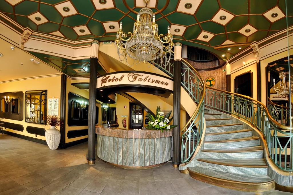 蓬塔德尔加达塔里斯曼酒店的一座带吊灯的建筑中的螺旋楼梯