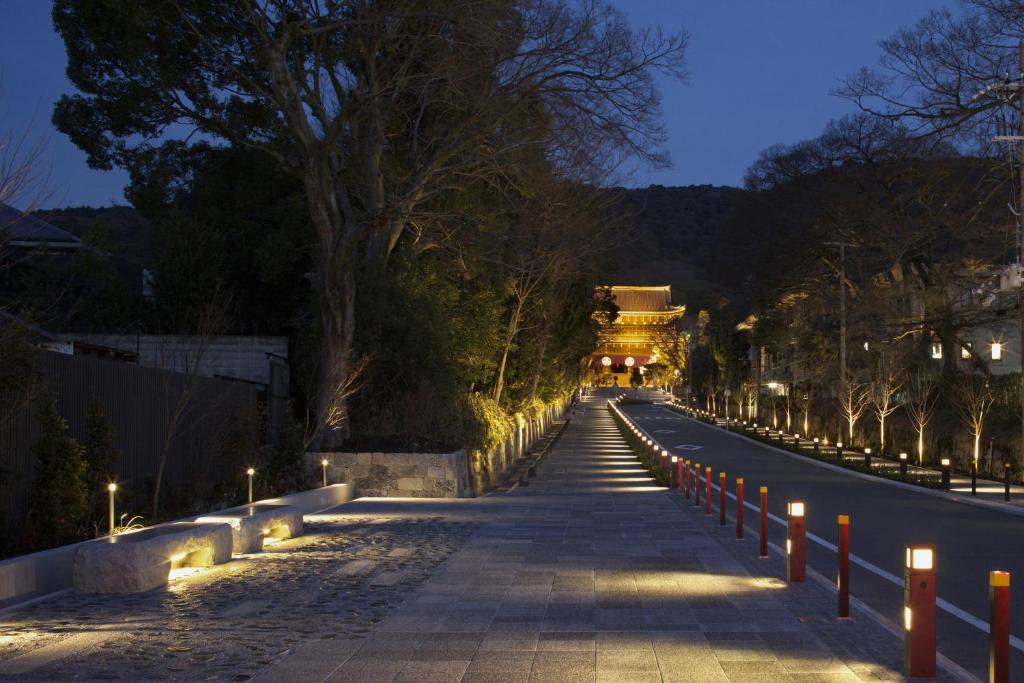 京都知恩院和顺会馆的路旁有灯的街道