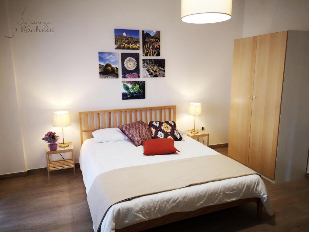 那不勒斯La Stanza di Rachele的卧室配有一张带白色床单和枕头的大床。