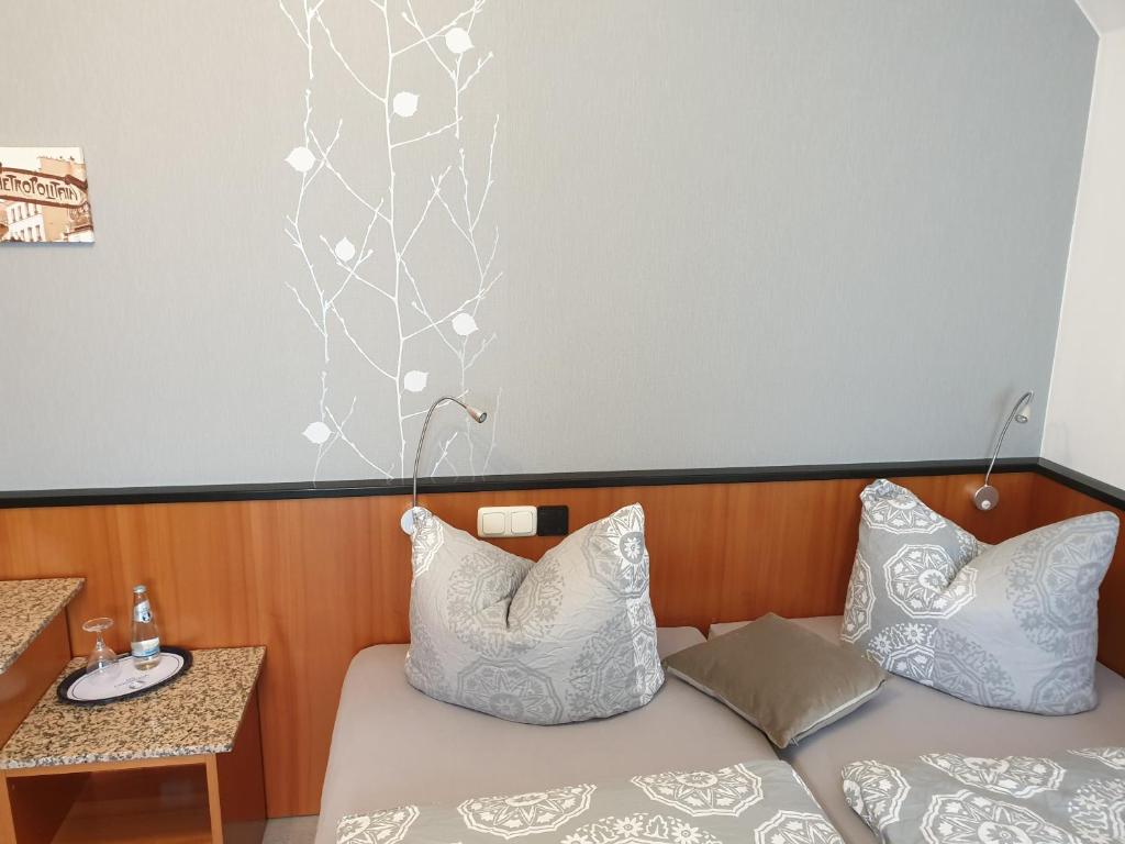 巴特利本韦达Hotel Sonnenschein的酒店的客房 - 带2张带白色枕头的床