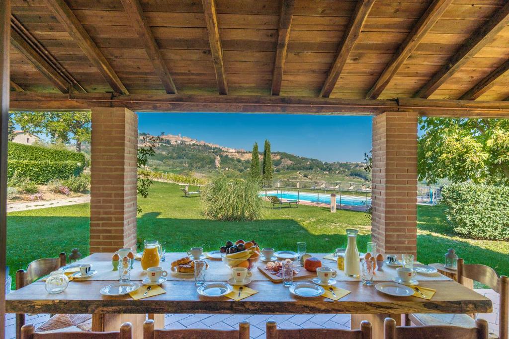蒙特普齐亚诺The Grapevine by MANVI的一张带食物的桌子,享有庭院的景色