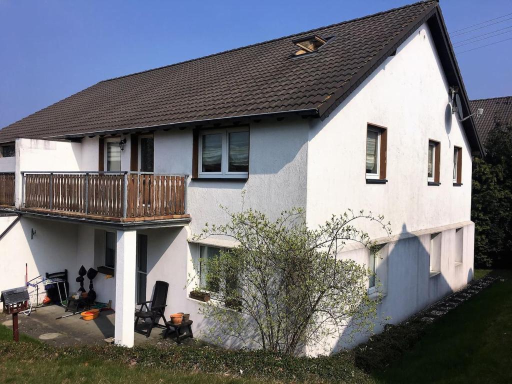 SchmidtFerien Wohnung in der Eifel in Nideggen-Schmidt的白色房子的一侧有甲板