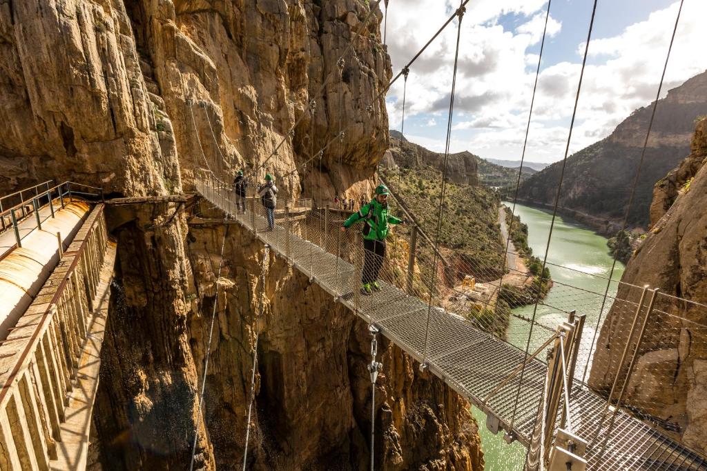 阿达莱斯La casa del viajero的一个人站在峡谷上的悬桥上
