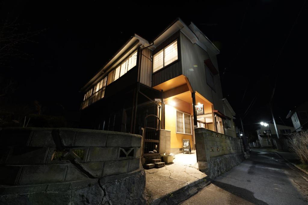 猪苗代町Tsubaki - the best guesthouse in Inawashiro -的夜晚有灯的房子