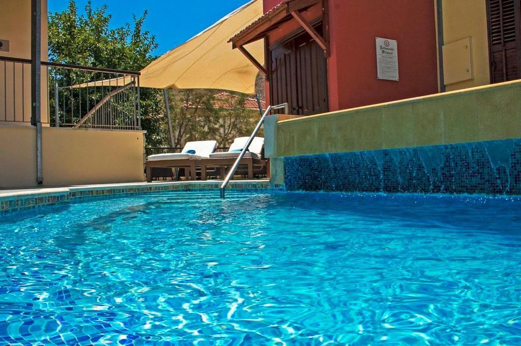 卡拉瓦索斯莱布勒里健康度假酒店的大楼前的大型游泳池