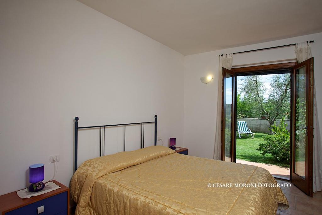 Residence Ai Campi Da Golf Saturnia客房内的一张或多张床位