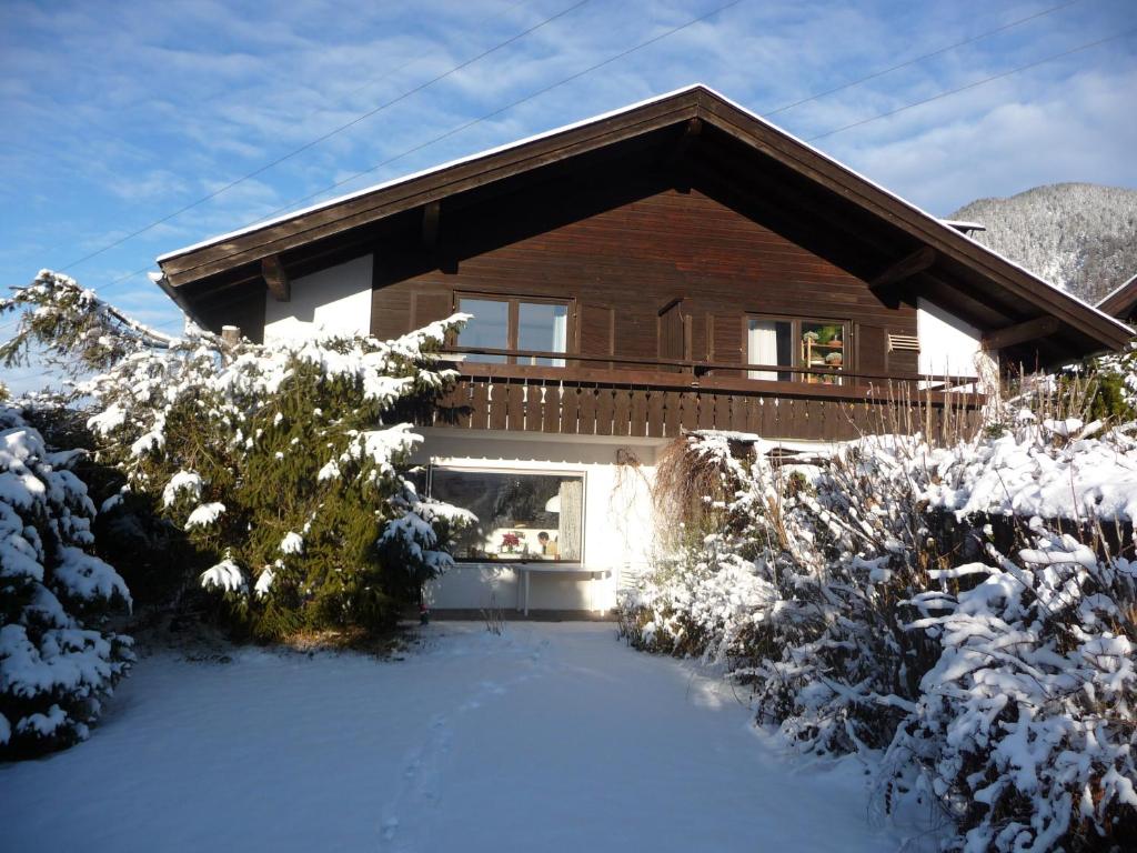 米滕瓦尔德Ferienhaus Werthmann的前面有雪盖的房子