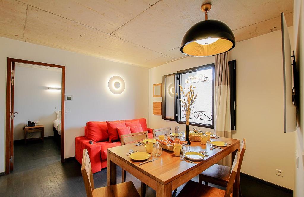 阿雅克修Residence Kalliste的客厅配有桌子和红色沙发