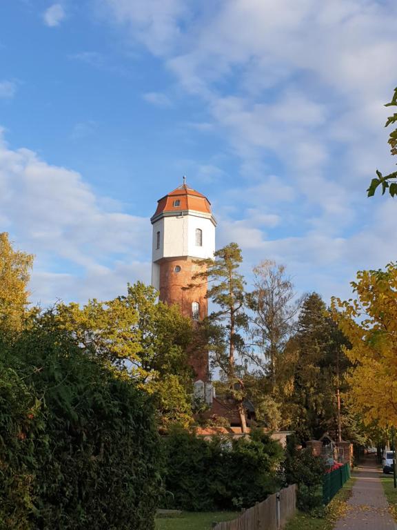 格拉尔-米里茨Historischer Wasserturm von 1913的一座灯塔,位于一座建筑的顶部