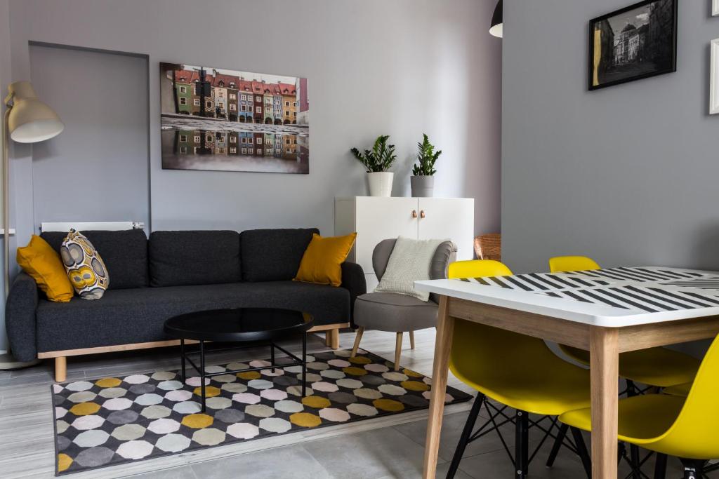 波兹南Apartament Jana Matejki的带沙发和黄色椅子的客厅